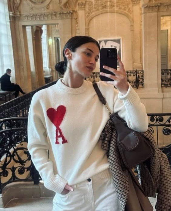 AMI LOVE UNISEX SWEATER